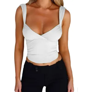 Detailansicht des stilvollen weißen figurbetonten Tops mit breiten Trägern und sexy Kreuz-Ausschnitt.