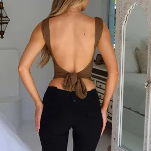 Detailansicht des rückenfreien Crop-Tops mit sexy Bindedetail am Rücken und figurbetontem Schnitt.