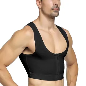 Vista de detalle chaleco compresión hombre con cremallera frontal top moldeador negro.