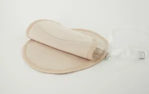 Cómodas almohadillas para el sudor de axilas con tirantes transparentes y hebillas ajustables.