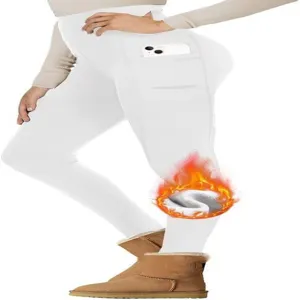 Dettaglio di leggings termici felpati con comoda tasca laterale e design a vita alta.