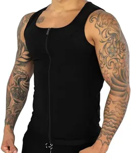 Détail de gilet de compression de fitness noir pour hommes avec fermeture éclair frontale ajustée.
