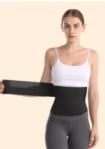 Detail zwarte sport taille trimmer riem voor vrouwen, flexibele buikcontrole wikkel voor fitness.