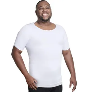 Vista de cerca de la camiseta interior de compresión blanca de manga corta y tela elástica.