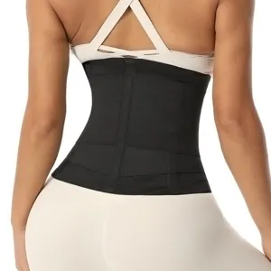 Detalle de espalda del cinturón moldeador negro diseñado para soporte lumbar y reducción.
