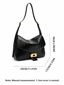 Schwarze Schultertasche aus Leder unter dem Arm mit Metallschnappverschluss, Retro Stil.