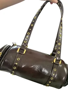 Retro braune Lackleder Bowling Umhängetasche mit metallischen Ösen und schicken Nieten.
