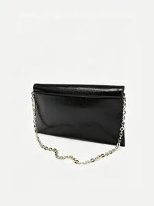 Vue détaillée du sac bandoulière en cuir vernis noir avec chaîne métallique élégante.