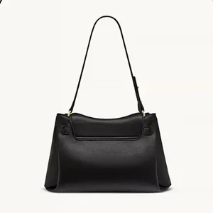 Détail de sac à bandoulière en cuir noir classique, design de rabat élégant avec fermeture.