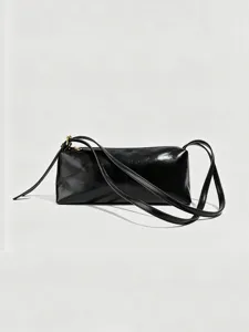 Sac à épaule allongé noir élégant pour femme, sac à main minimaliste avec sangle fine.