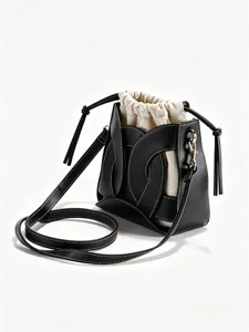Elegante borsa a secchiello in pelle nera con sacca interna in tela e tracolla regolabile.