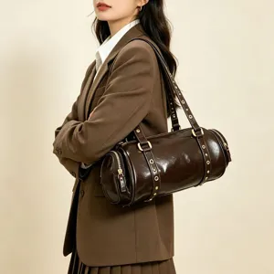 Retro braune Zylinder Umhängetasche für Damen, elegante Bowlingtasche mit Nietendetails.