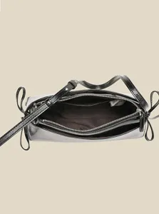Detailansicht des schwarzen Lackleder-Unterarmtaschen-Inneren mit Reißverschluss.