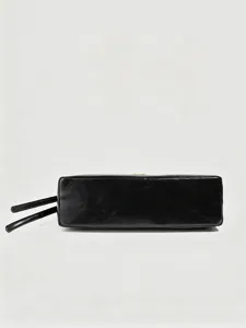 Vue détaillée du fond du sac porté épaule noir pour femme en similicuir, design élégant.