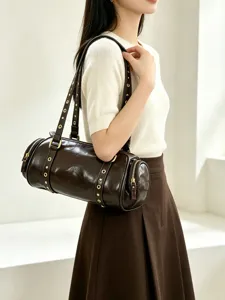 Retro dunkelbraune zylindrische Schultertasche mit Nieten und Doppelriemen Damen.