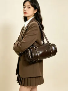Retrovorlage braune Bowlingtasche Damen, elegante Nieten Schultertasche lässiges Design chic.