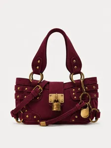 Borsa a tracolla da moto in camoscio bordeaux con borchie in ottone vintage, fibbie e lucchetto.