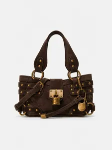 Borsa a tracolla stile Y2K in camoscio marrone con lucchetto in metallo e dettagli di borchie.