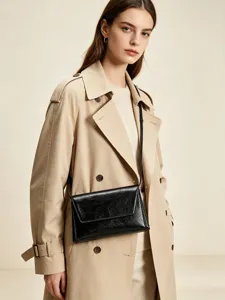 Sac à bandoulière noir minimaliste pour femme, élégant sac porté épaule pour le travail quotidien.