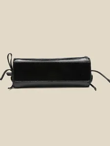 Schwarze Mini-Achseltasche mit eleganter Schleife an der Seite, stilvolles Design.