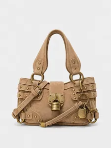 Borsa a tracolla stile Y2K in camoscio con borchie, fibbie e lucchetto chic.