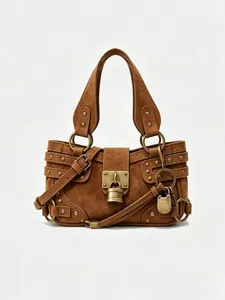 Borsa a tracolla stile moto Y2K in camoscio marrone con lucchetto vintage e borchie metalliche.