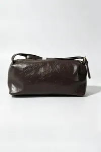 Sac porté épaule cylindrique marron foncé à texture froissée brillante, sac de transport minimaliste.