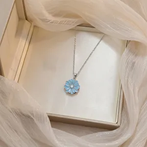 Elegante collar con colgante de flor de esmalte azul y circonita brillante mujer.