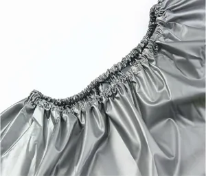 Dettaglio colletto tuta sauna in PVC argento, materiale impermeabile per il fitness.