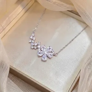 Exquisita collar con colgante de flor de cinco pétalos de circonita cúbica, cadena elegante.