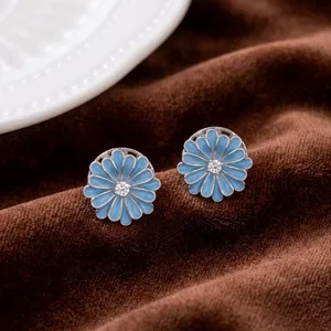 Exquisitos pendientes de tuerca con flor de esmalte azul y circonita brillante mujer.