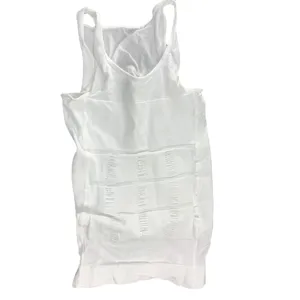 Vista detallada de la camiseta blanca de compresión que muestra la textura abdominal.