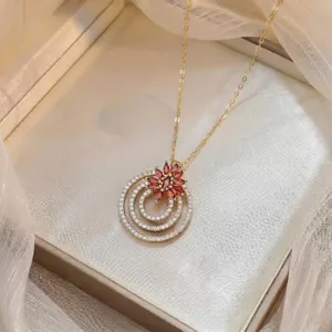 Exquisito collar de círculos concéntricos de cristal con colgante floral rojo vivo.