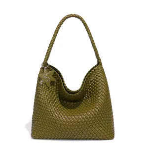 Grande borsa a spalla in pelle intrecciata verde oliva, shopper hobo casual con ciondolo.