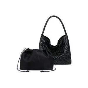 Grande borsa a tracolla intrecciata a mano con pochette interna e ciondolo stella chic.