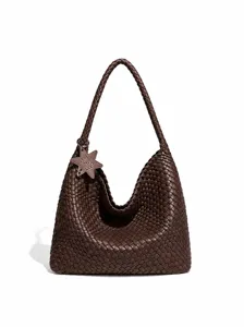 Borsa a spalla in pelle intrecciata marrone con ciondolo a stella, grande borsa morbida.