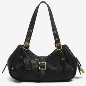 Elegante bolso de hombro de moto de cuero negro con detalles metálicos, estilo Y2K.