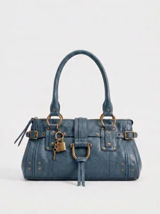Sac à main bandoulière en cuir bleu style vintage avec cadenas et rivets métalliques.