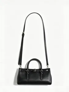 Detailansicht der schwarzen Ledertasche mit verstellbarem Riemen und Metallschnalle.