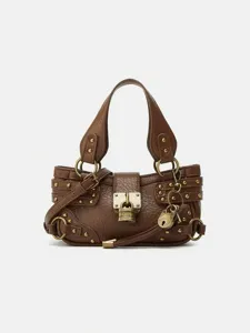Sac bandoulière moto marron vintage avec cadenas en métal et clous chics pour femmes.