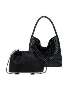 Grande borsa a tracolla hobo intrecciata nera da donna con pochette interna e ciondolo stella.