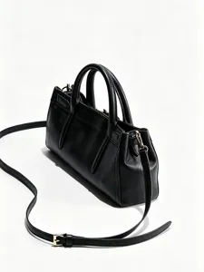 Schwarze Ledertasche mit verstellbarem Schultergurt und eleganten seitlichen Schnallen.