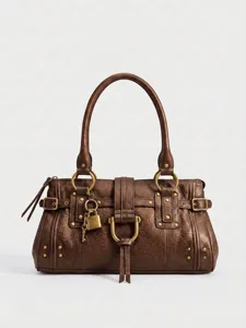 Vue détaillée du sac en cuir marron texturé avec cadenas métallique, clés et rivets.