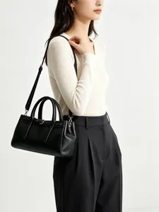 Schwarze Leder Umhängetasche Detail, elegantes Gürtelschnalle Design für elegante Büroarbeit.