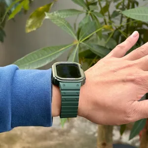 Vista dettagliata della custodia protettiva e del cinturino in silicone verde al polso.
