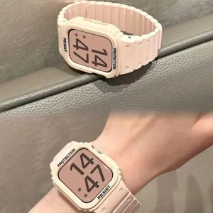 Cinturino per orologio integrato in silicone rosa con custodia per Apple Watch.