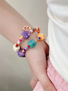 Kleurrijke kralen monster horlogeband en creatief armband accessoire detail voor vrouwen.