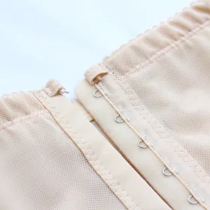 Primo piano dettaglio di corsetto modellante vita alta donna chiusura a gancio traspirante.