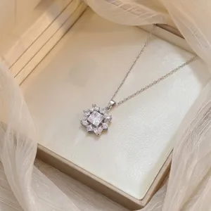 Elegante collar de cadena de plata con colgante de flor de circonita brillante para mujer.