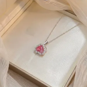Detalle de collar de circonita con corazón rosa chic, elegante joya de cadena plateada.